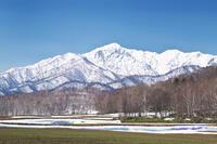 夕張山地と残雪の農地 [TMA110071753]