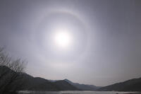 かなやま湖と月暈 [TMA110071804]