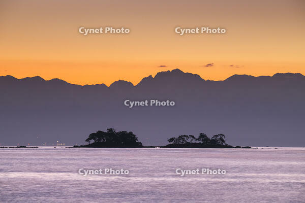 虻ヶ島と立山連峰の朝 [TMA110070794]