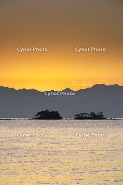 虻ヶ島と立山連峰の朝 [TMA110070799]