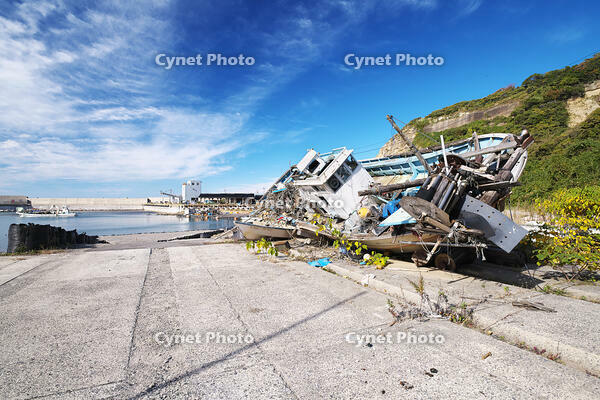 仮復旧した鹿磯漁港と能登半島地震で打ち上げられた漁船 [TMA110070838]