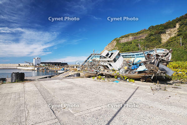 仮復旧した鹿磯漁港と能登半島地震で打ち上げられた漁船 [TMA110070839]