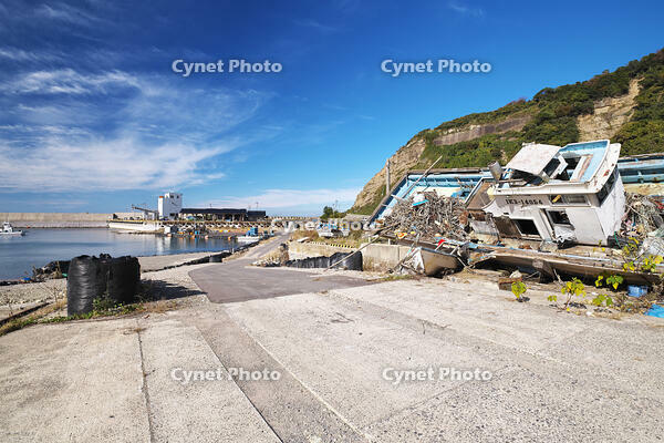 仮復旧した鹿磯漁港と能登半島地震で打ち上げられた漁船 [TMA110070840]