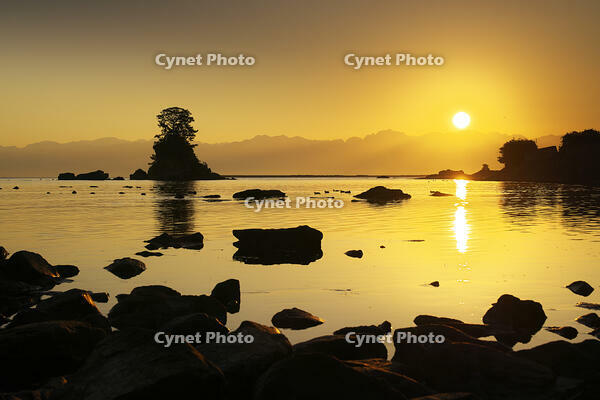 雨晴海岸と女岩と立山連峰の日の出 [TMA110070884]