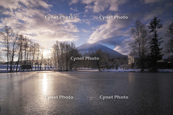 羊蹄山と羊蹄姿見池と日の出 [TMA110070930]