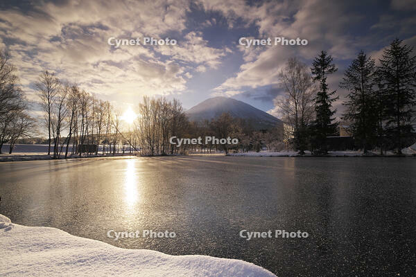 羊蹄山と羊蹄姿見池と日の出 [TMA110070931]