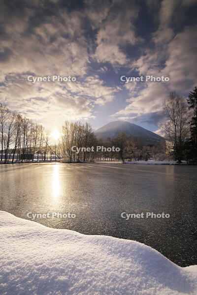 羊蹄山と羊蹄姿見池と日の出 [TMA110070932]
