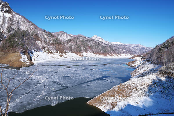 さっぽろ湖と定山渓天狗岳（右） [TMA110071736]
