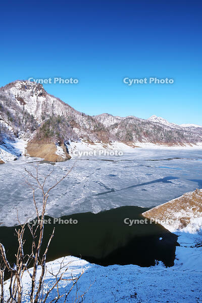 さっぽろ湖と小天狗岳（左）と定山渓天狗岳（右） [TMA110071737]