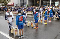 花輪ばやし　子供パレード　バチ合わせ [OKE110020675]