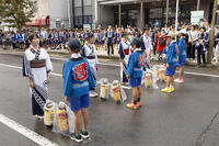 花輪ばやし　子供パレード　バチ合わせ [OKE110020677]