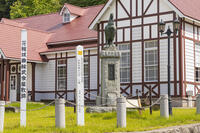 鹿角市歴史民俗資料館（旧鹿角郡公会堂）　声良鶏の銅像 [OKE110020692]