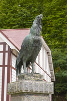 鹿角市歴史民俗資料館（旧鹿角郡公会堂）　声良鶏の銅像 [OKE110020695]