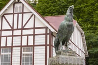 鹿角市歴史民俗資料館（旧鹿角郡公会堂）　声良鶏の銅像 [OKE110020696]