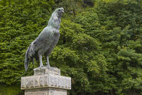 鹿角市歴史民俗資料館（旧鹿角郡公会堂）　声良鶏の銅像 [OKE110020697]