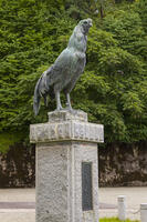 鹿角市歴史民俗資料館（旧鹿角郡公会堂）　声良鶏の銅像 [OKE110020698]