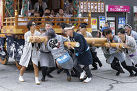 久喜提燈祭り「天王様」　人形山車の方向転換（本三） [OKE110022833]