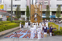 久喜提燈祭り「天王様」　山車組替（東一） [OKE110022835]