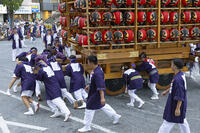 久喜提燈祭り「天王様」　提燈山車の方向転換（東一） [OKE110022844]