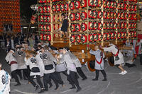 久喜提燈祭り「天王様」　提燈山車の方向転換（本三） [OKE110022862]