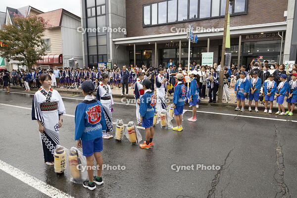 花輪ばやし　子供パレード　バチ合わせ [OKE110020676]