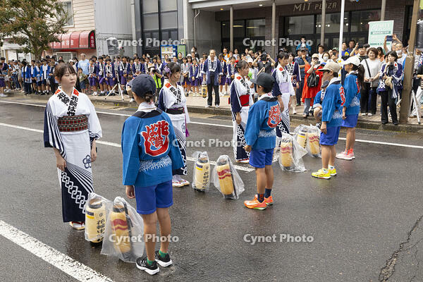 花輪ばやし　子供パレード　バチ合わせ [OKE110020677]