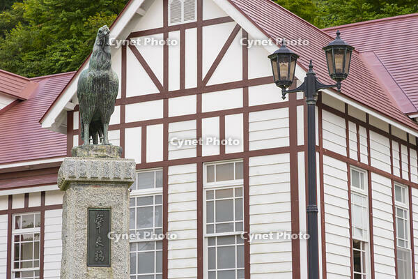 鹿角市歴史民俗資料館（旧鹿角郡公会堂）　声良鶏の銅像 [OKE110020693]