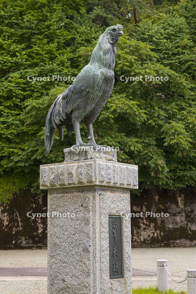 鹿角市歴史民俗資料館（旧鹿角郡公会堂）　声良鶏の銅像 [OKE110020698]