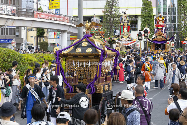 久喜提燈祭り「天王様」　神輿と人形山車 [OKE110022821]