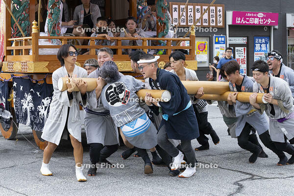 久喜提燈祭り「天王様」　人形山車の方向転換（本三） [OKE110022833]