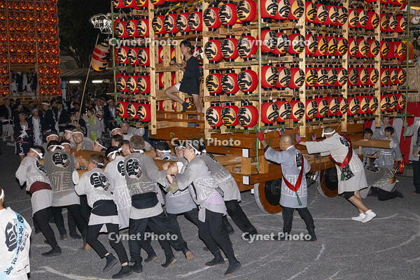 久喜提燈祭り「天王様」　提燈山車の方向転換（本三） [OKE110022862]