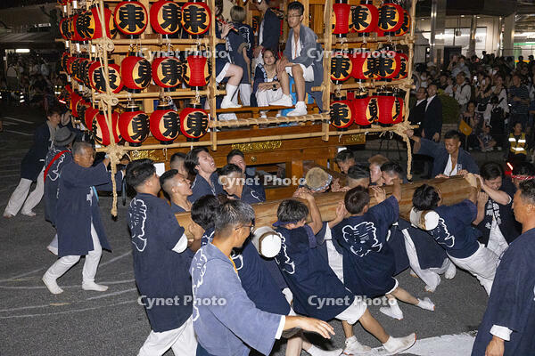 久喜提燈祭り「天王様」　提燈山車の方向転換（東） [OKE110022866]