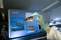 Female laboratory assistant with gene chip and reading device for sequencing and gene expression profiling, Max-Planck-Institute for molecular genetics, AG Kardiovaskulaere Genetik, Berlin, Germany, Europe [TPG110085031]