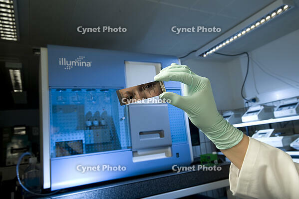 Female laboratory assistant with gene chip and reading device for sequencing and gene expression profiling, Max-Planck-Institute for molecular genetics, AG Kardiovaskulaere Genetik, Berlin, Germany, Europe [TPG110085031]