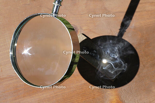 Magnifying Glass Concentrating Sunlight and Generating High Temperatures [TPG110085127]