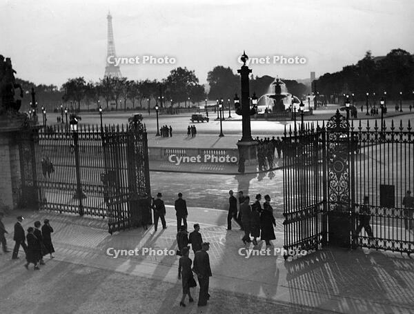 A view toward the Place de la  Concorde.   [TPG110085300]