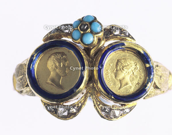 A gold ring, with portraits of Queen Victoria and Prince Albert, 1840. Artist: Rundell, Bridge and Rundell [TPG110085325]
