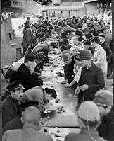 １９４１年　築地市場で業者に魚の配給券交付 [ASA110022642]