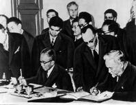 日ソ共同宣言に署名する鳩山首相とブルガー… [ASA110022643]