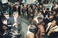 １９９７年　客の対応におわれる山一証券の… [ASA110022652]