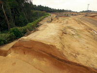 前畑遺跡で見つかった古代の土塁　福岡県筑… [ASA110022763]