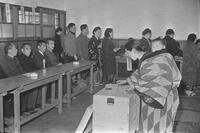 １９４６年　戦後初の総選挙　赤ちゃんをお… [ASA110022765]