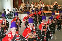 琉球舞踊「安里屋ユンタ」のリハーサルをす… [ASA110022802]