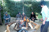 五十猛のグロ　もちをあぶってくつろぐお年… [ASA110022904]