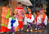 雨なんの、秋祭りにぎわう　華やか、稚児行… [ASA110022907]