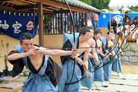 祈り、射る　三豊「生里のモモテ」　／香川県 [ASA110022917]