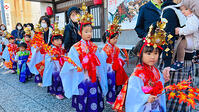 稚児行列に笑顔咲く　四万十市で一條大祭　… [ASA110022931]