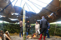 「グロ」の中に設けた囲炉裏を囲んで談笑す… [ASA110022937]