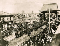 日露戦争の凱旋パレードに沸く銀座通り京橋… [ASA110023015]