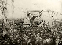 １９０５年　東京の新橋凱旋門を通過する東… [ASA110023016]